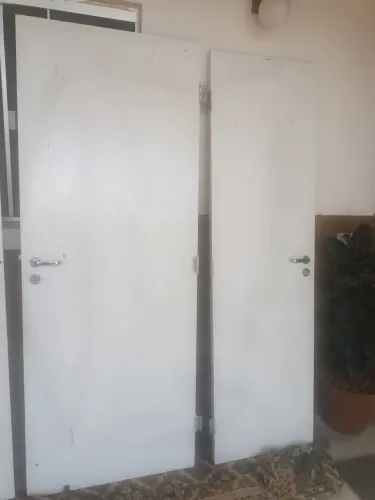 Vendo 2 portas de madeira usadas. 