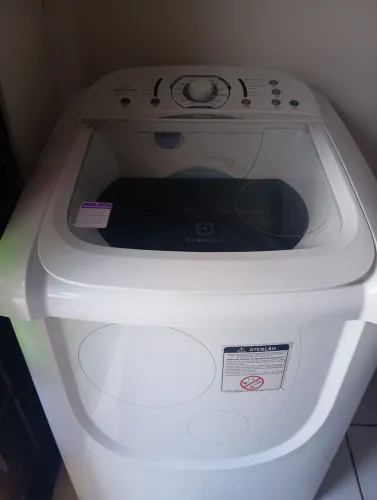 Máquina Eletrolux retirada de peças.motor pinel praça e o gabinete