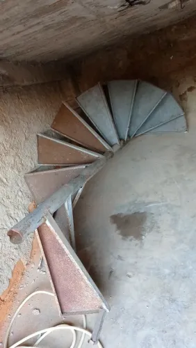 Vendo escada caracol tenho caminhão facilito carreto.