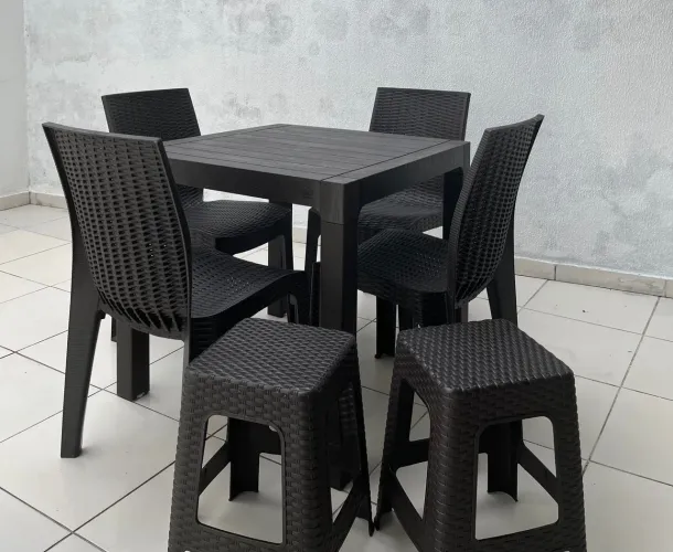 Mesa completa para varanda, cozinha ou edícula.