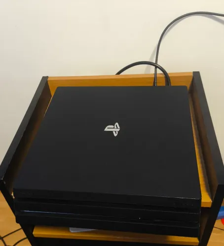 Ps4 pro + 2 controles  + 4 jogos