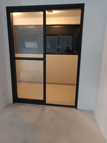 Porta de alumínio preta