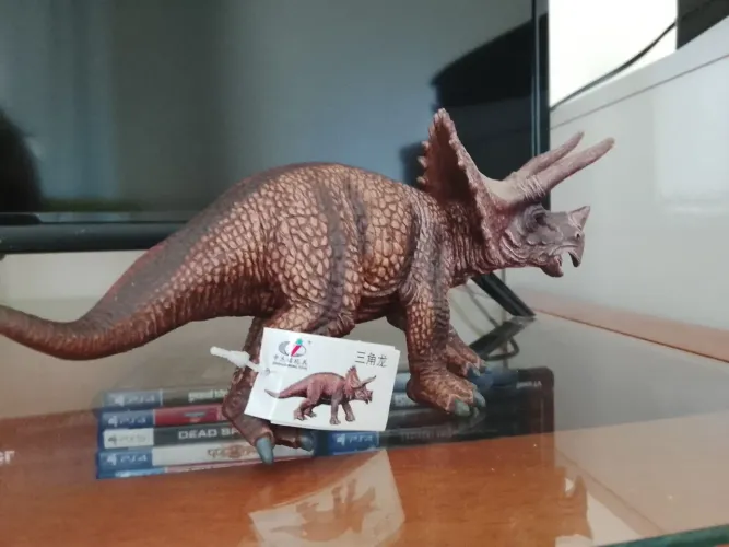 Dinossauro realista triceratops