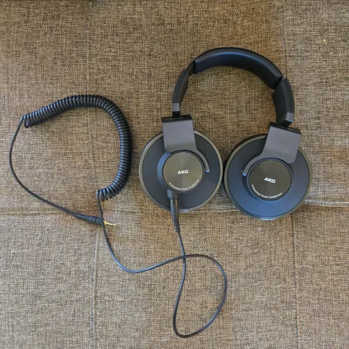 Fones de ouvido profissional AKG K553 Mkii de costas fechadas