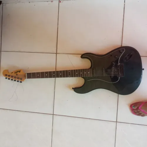 Guitarra elétrica, usada