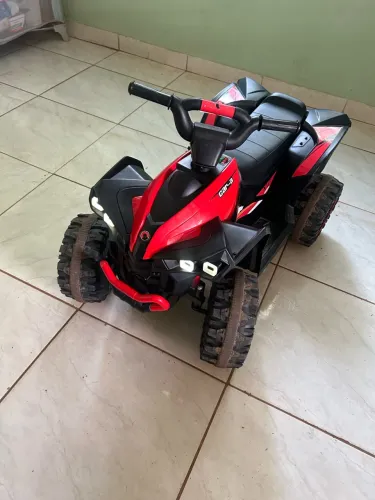 Quadriciclo elétrico infantil