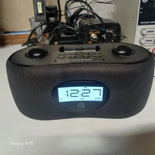 Vendo esse radio relógio digital com entrada em cima pra aipd