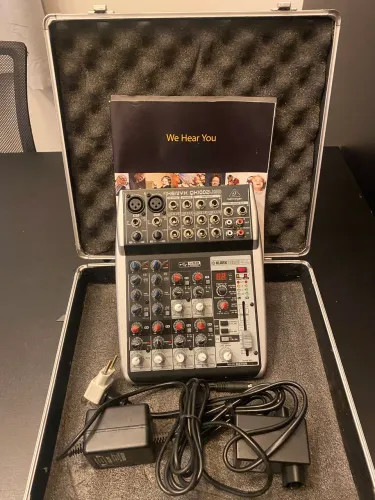 Mesa de Som Behringer Xenyx QX1002USB + USB + Efeitos + Case