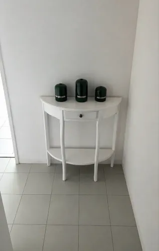 mesa de canto semicircular, e vasos.