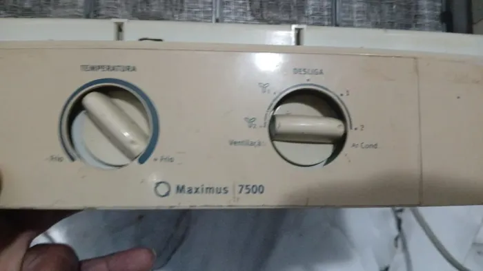 Vende ar-condicionado não está funcionando e um ventilador de teto 
