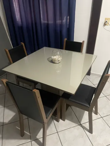 Mesa 4 cadeiras com suporte de vidro.