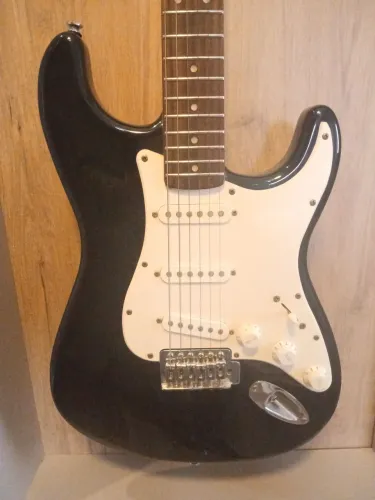 Guitarra Fender Squier Bullet super nova. Pouco uso. Sem detalhes