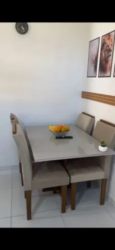 Mesa 4 cadeiras tem um 1,20