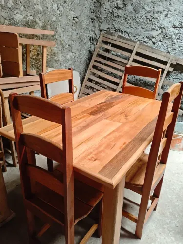 Mesa de madeira com 4 cadeiras 