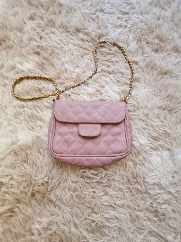 Bolsa social em couro rosa com corrente dourada