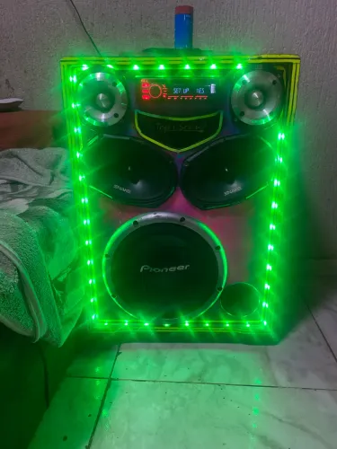 Vendo uma caixa de som 