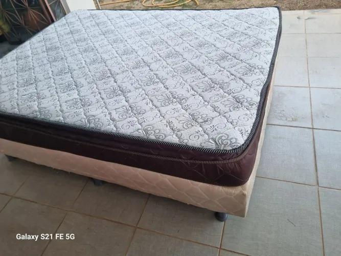 Cama Box casal colchão molas enssacadas bem conservada Entrego
