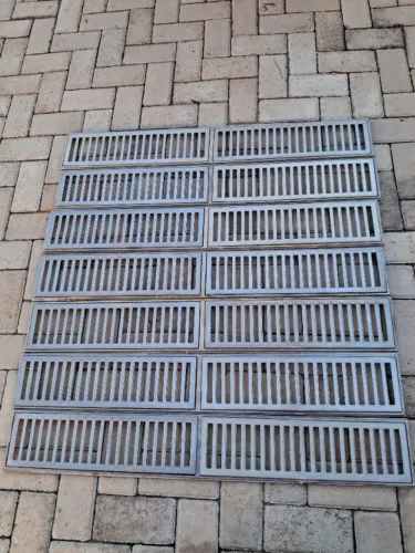 Kit com 7 grelhas de alumínio fundido 15X100 com suporte