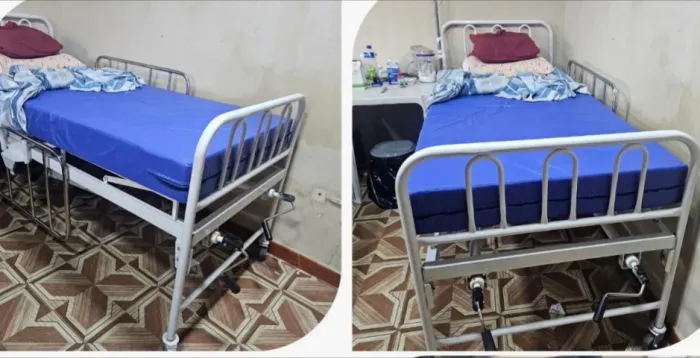 Cama hospitalar com colchão cor azul, em excelente estado de conservação.