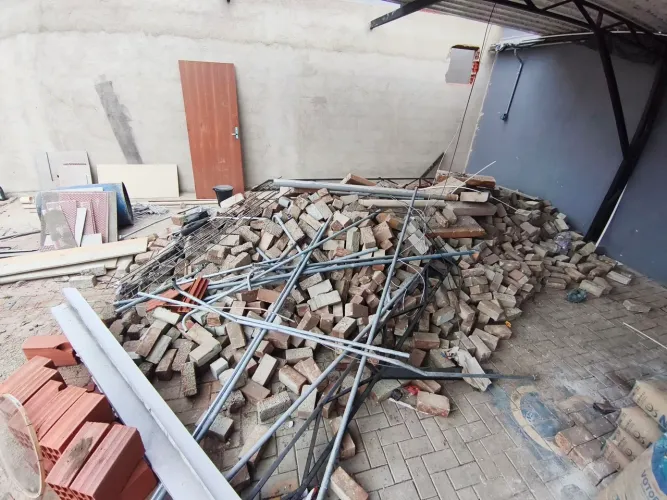 Blocos de cimento e restos de obra
