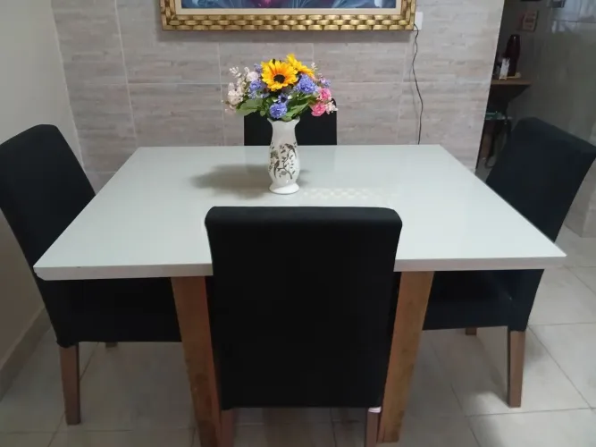 Mesa em estado excelente de uso com 4 cadeiras lindas pretas.