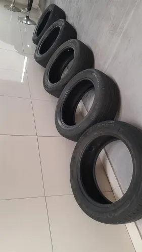 Pneus 235/55/18 em bom estado. 