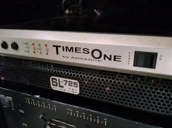 Amplificador de potência TIMES ONE SL 725 (3000 W RMS @2 OHMS). Classe H.Perfeito estado!