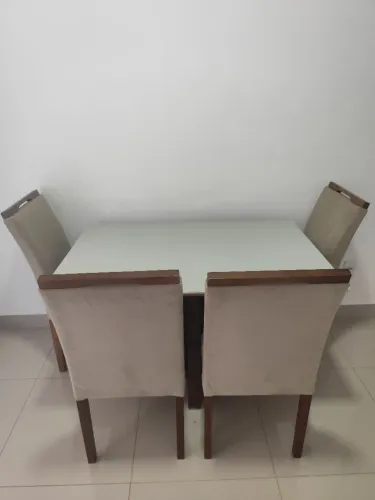 Mesa de jantar com 4 cadeiras