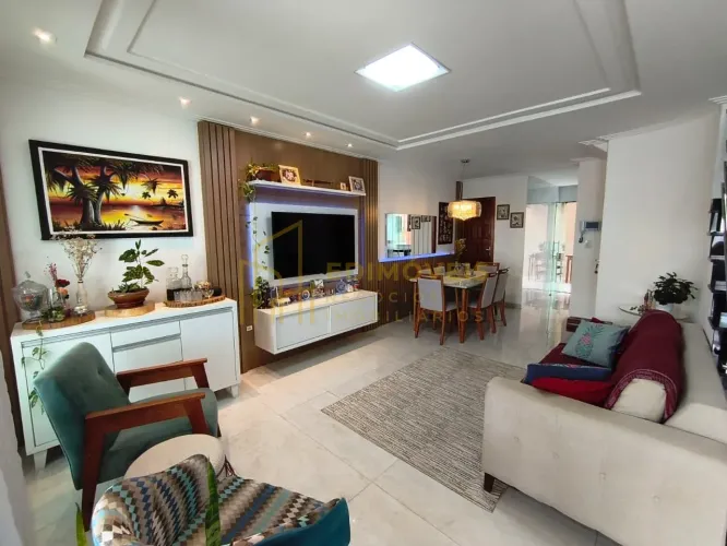 Colina de Laranjeiras: casa duplex com energia solar e varanda para relaxar!