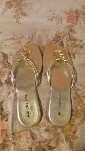 Rasteirinha dourada com bolinhas, tam. 39