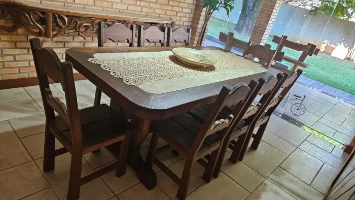 Conjunto de sala de jantar em madeira maciça trabalhada à mão (vinhatico)