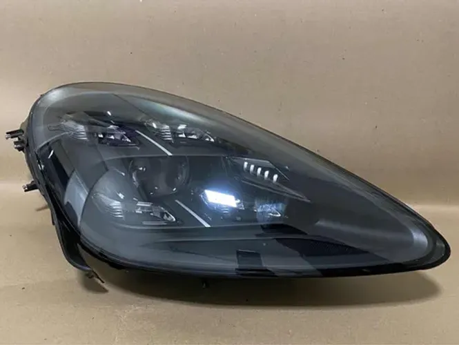 Farol Porsche Cayenne 2020 2021 2022 2023 Direito (avaria) Direito/passageiro