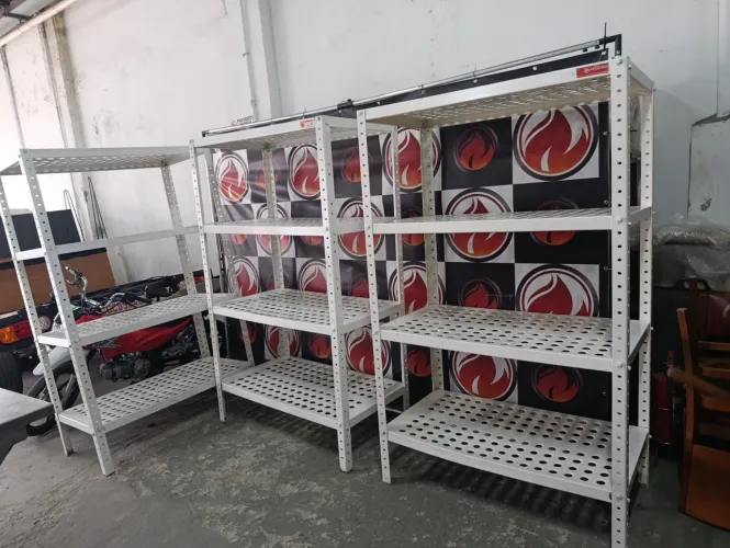 Estante 1,10x60x1,80 de ferro 4 planos temos 3 unidades disponíveis (usadas )