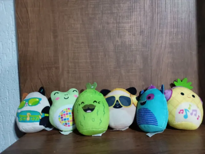 5 pelúcias squishmallows McDonald's usadas na condição