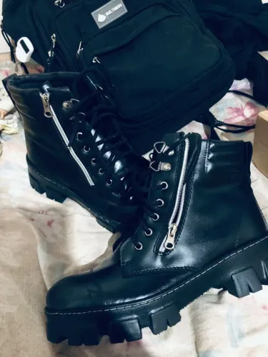 Vende-se bota feminina NOVA com zíper na lateral, cano curto, preta! 
