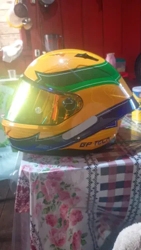 Vendo capacete semi-novo 600 reais