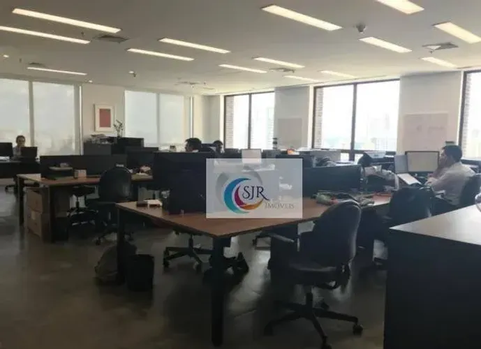 Conjunto comercial de 280 m² com 11 vagas de garagem, 4 banheiros, localizado no bairro Ci