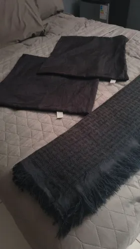Kit manta com capas para almofadas pretas