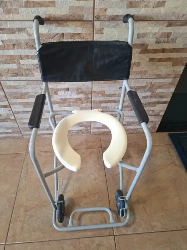 vendo cadeira de banho em otimo estado de conservaçao e funcionamento para desocupar urgen