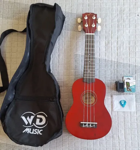 Ukulele Vogga semi-novo em excelente estado, com capa, palheta e afinador!