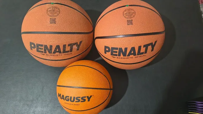 Bolas novas duas de basquete oficial e uma de basquete baby