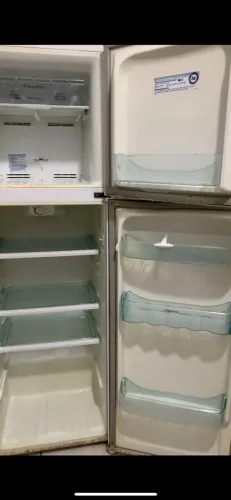 Vende se geladeira