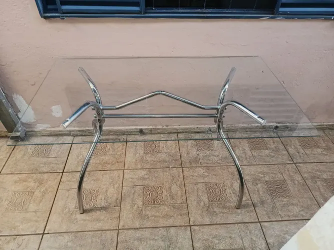 Mesa de Vidro 140x80 cm com Estrutura Metálica Cromada - Usada