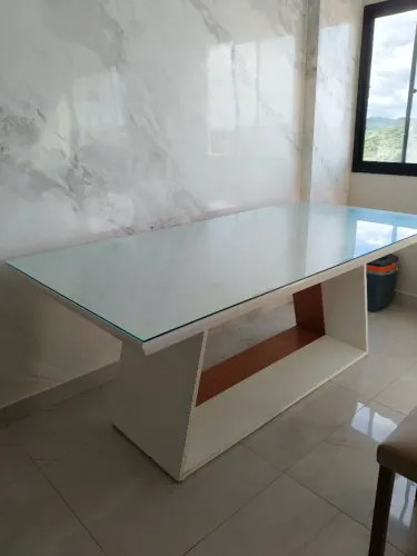 Mesa JACAUNA TODA EM MADEIRA TAMPO DE VIDRO 6 LUGARES 
