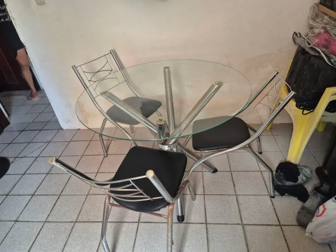 Mesa de vidro com 3 cadeiras