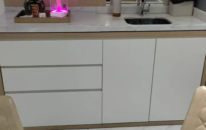 Balcão com mármore branco