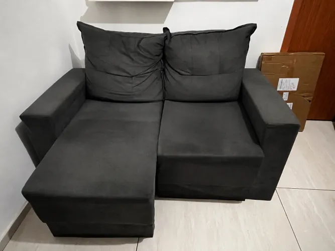 Sofá suede cinza 2 lugares Lubeck (marca Mobly)
