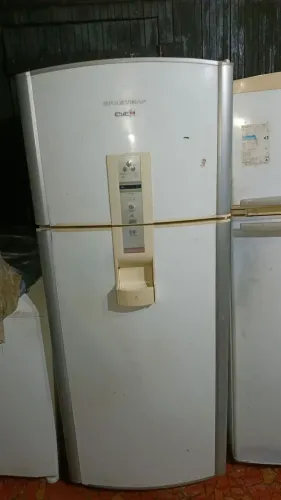 Vendo geladeira Frost Free funcionando normalmente 