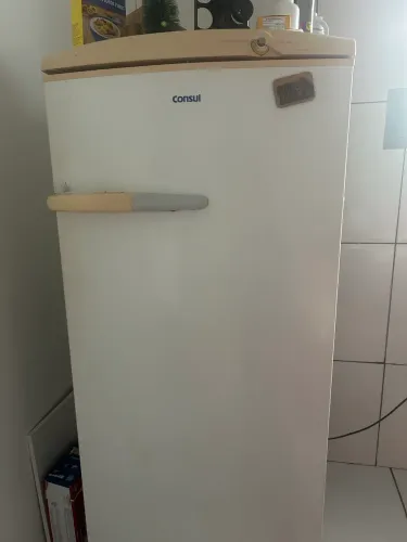 Vende se geladeira