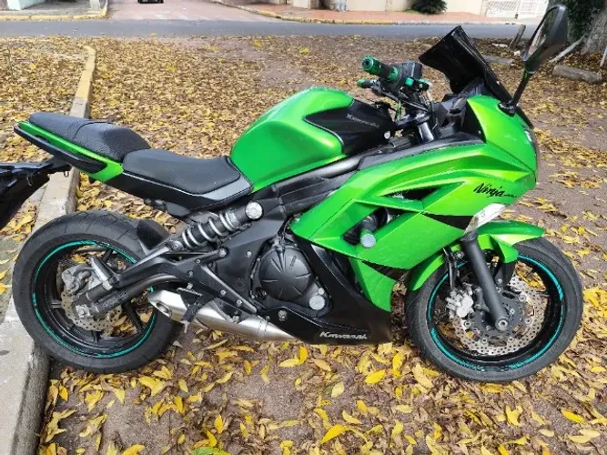 Ninja 650 linda moto de garagem